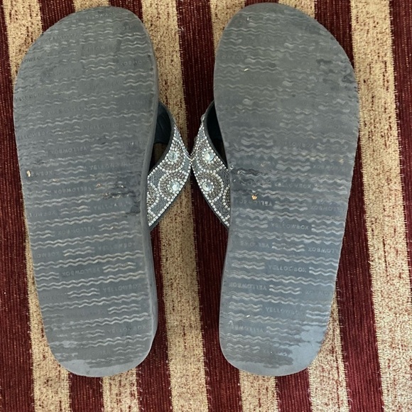 Yellow Box grey flip flops with rhinestone straps. Size 8.5 leather upper - Picture 7 of 7